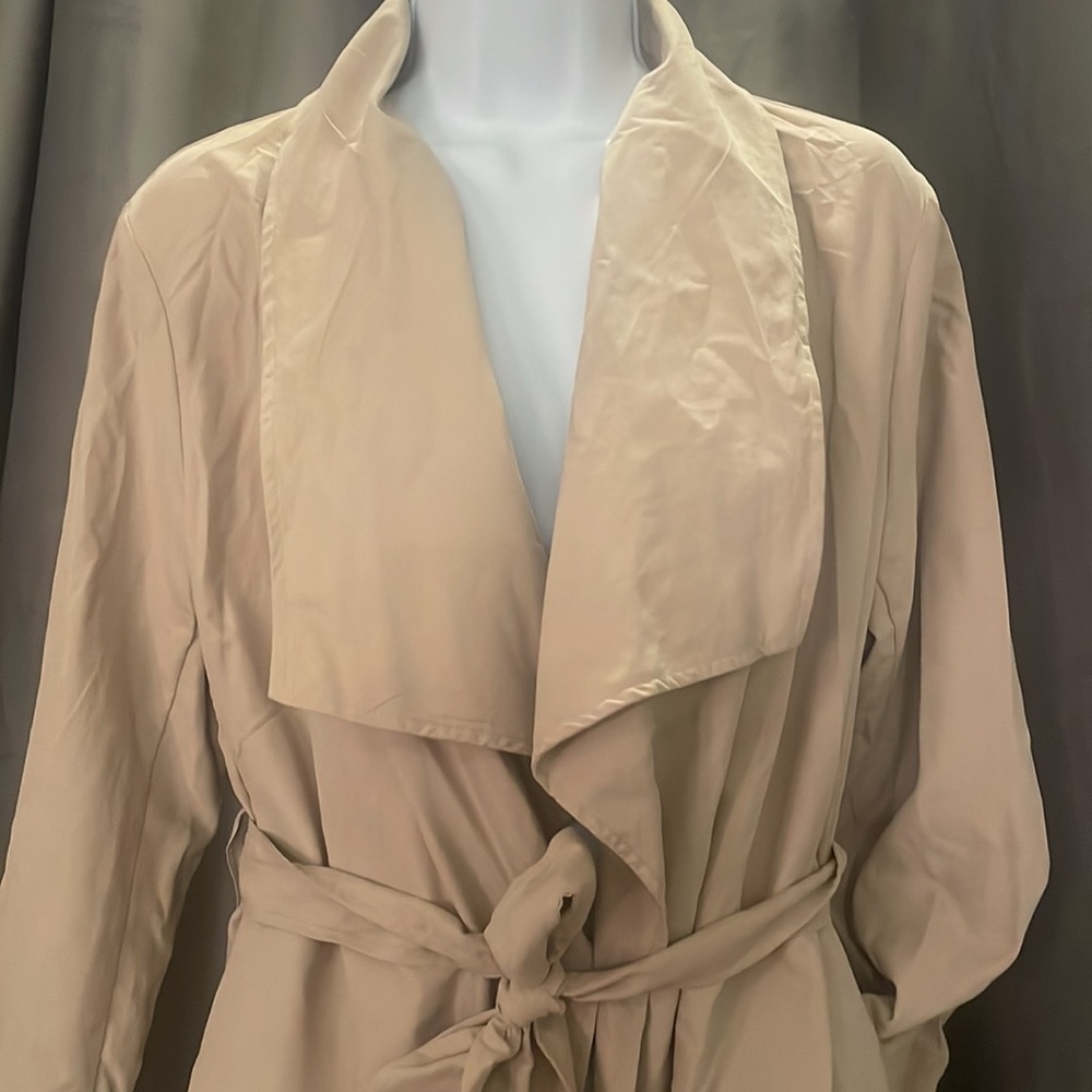 Ladies tan jacket. Size large. EUC. - Picture 2 of 6